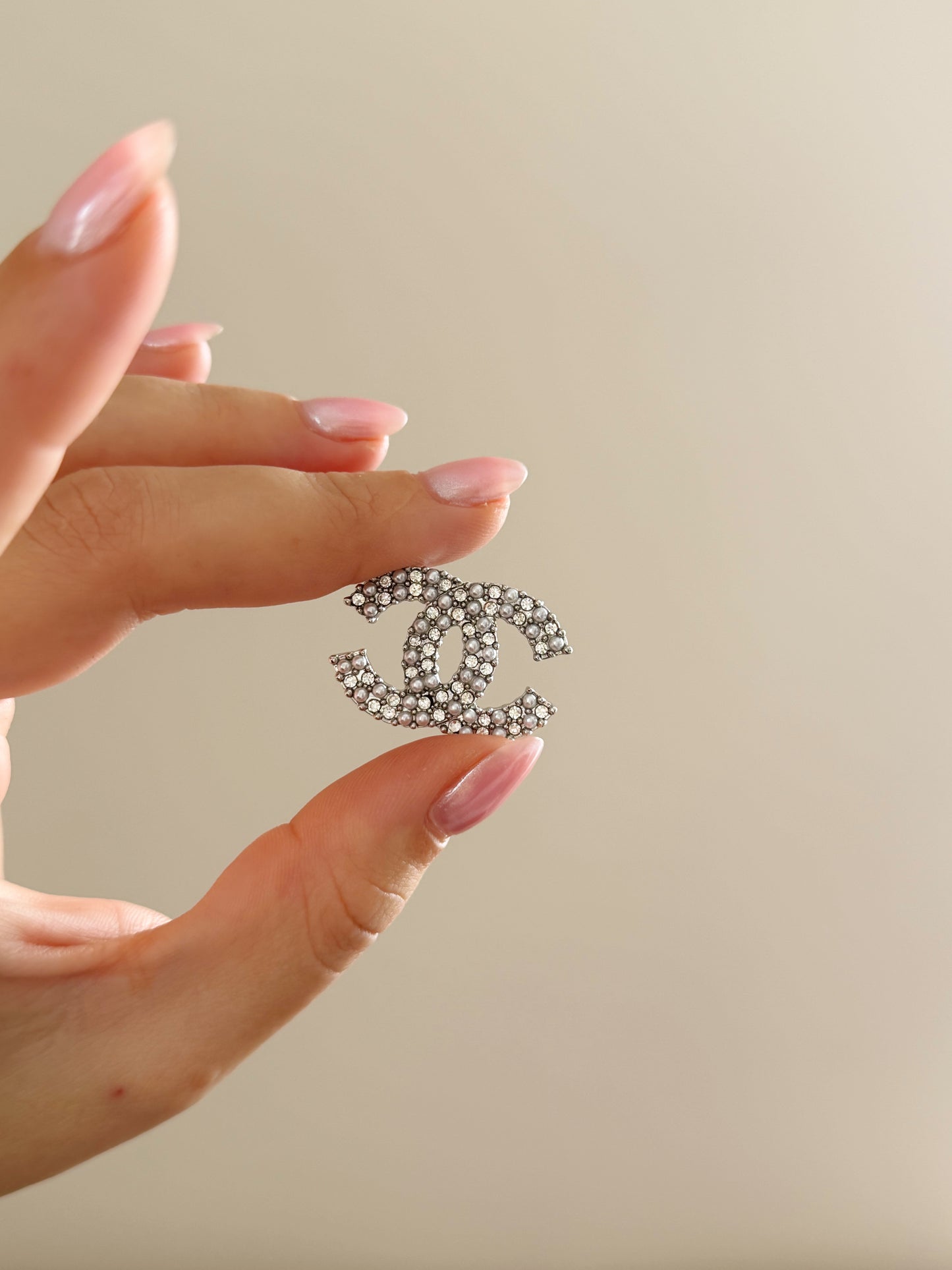 Channel pearly brooch
