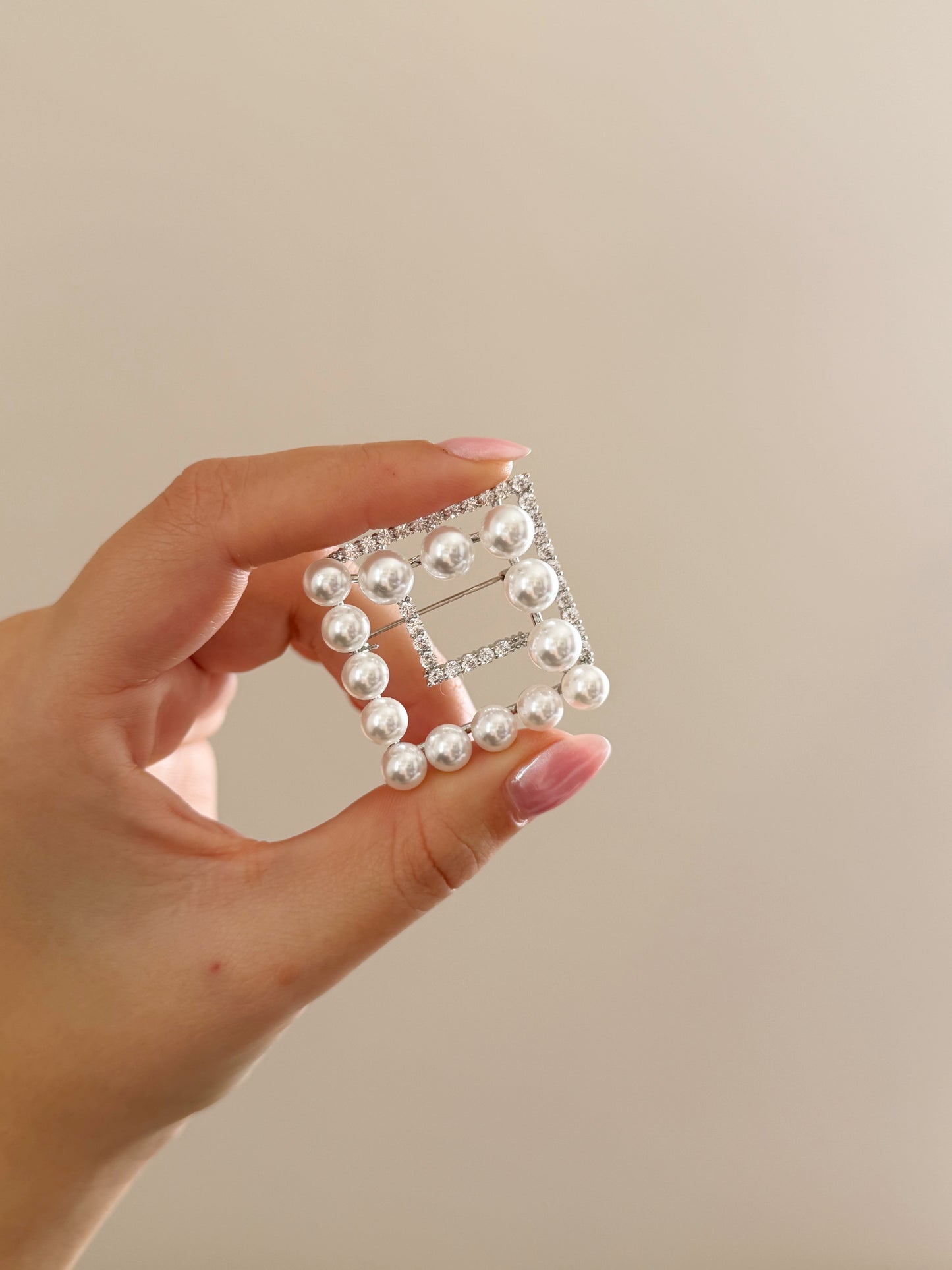 Square pearls and stone brooch