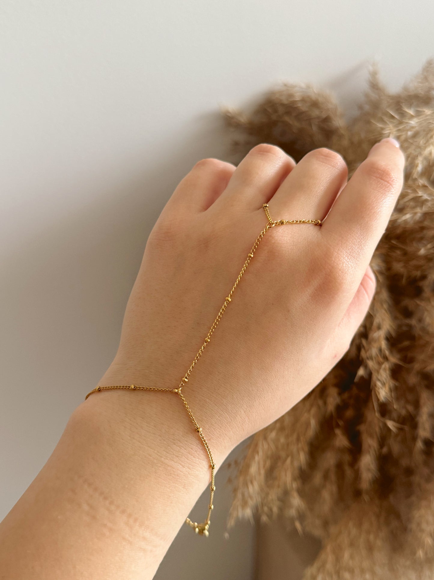Hand chain gold