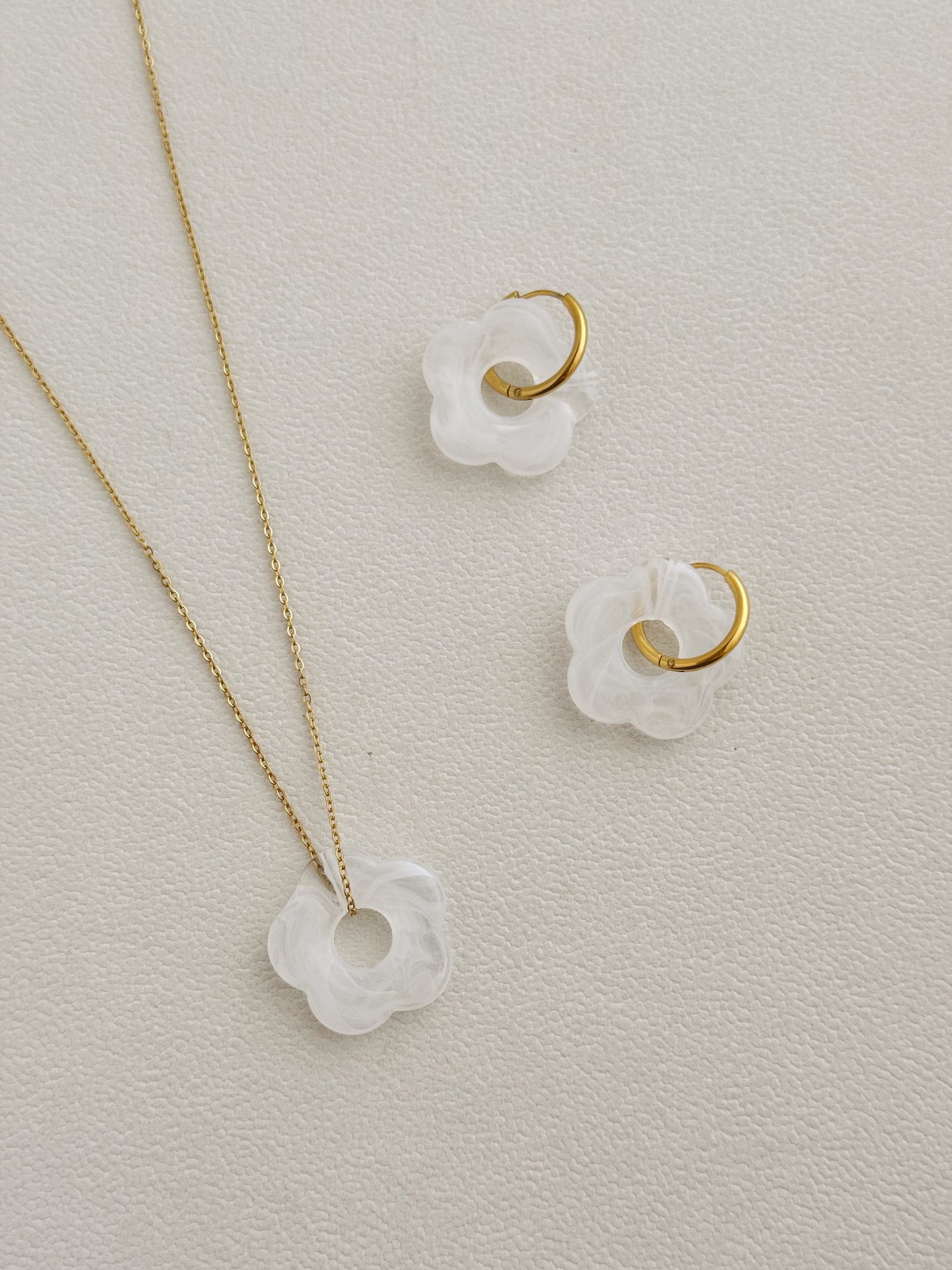 Colorful flower earrings and necklace (white)