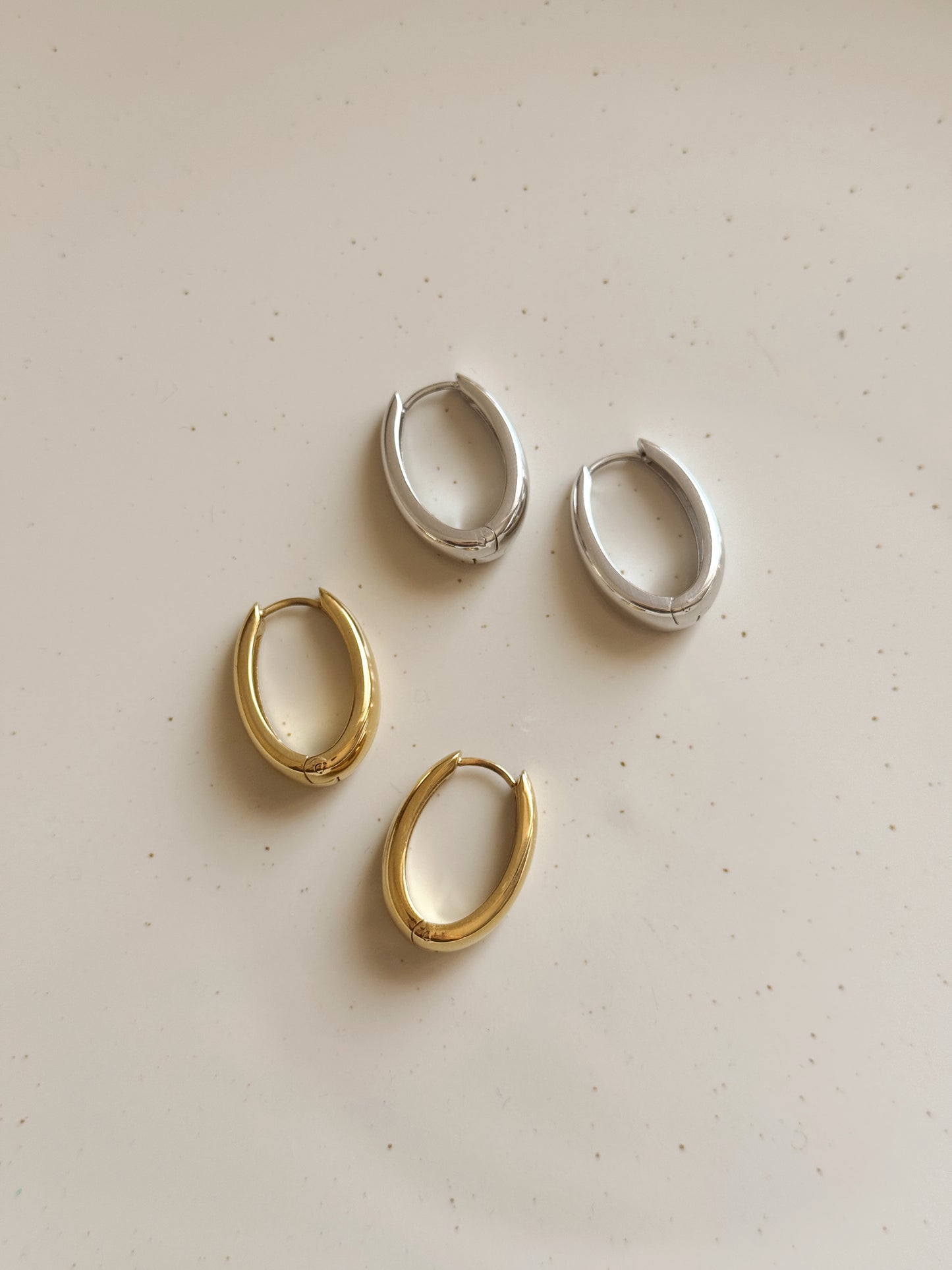 Elegant hoops earrings