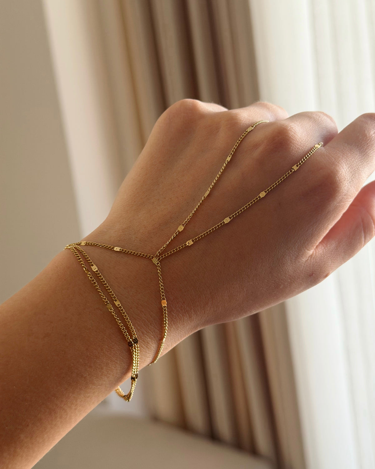 Hand chain gold