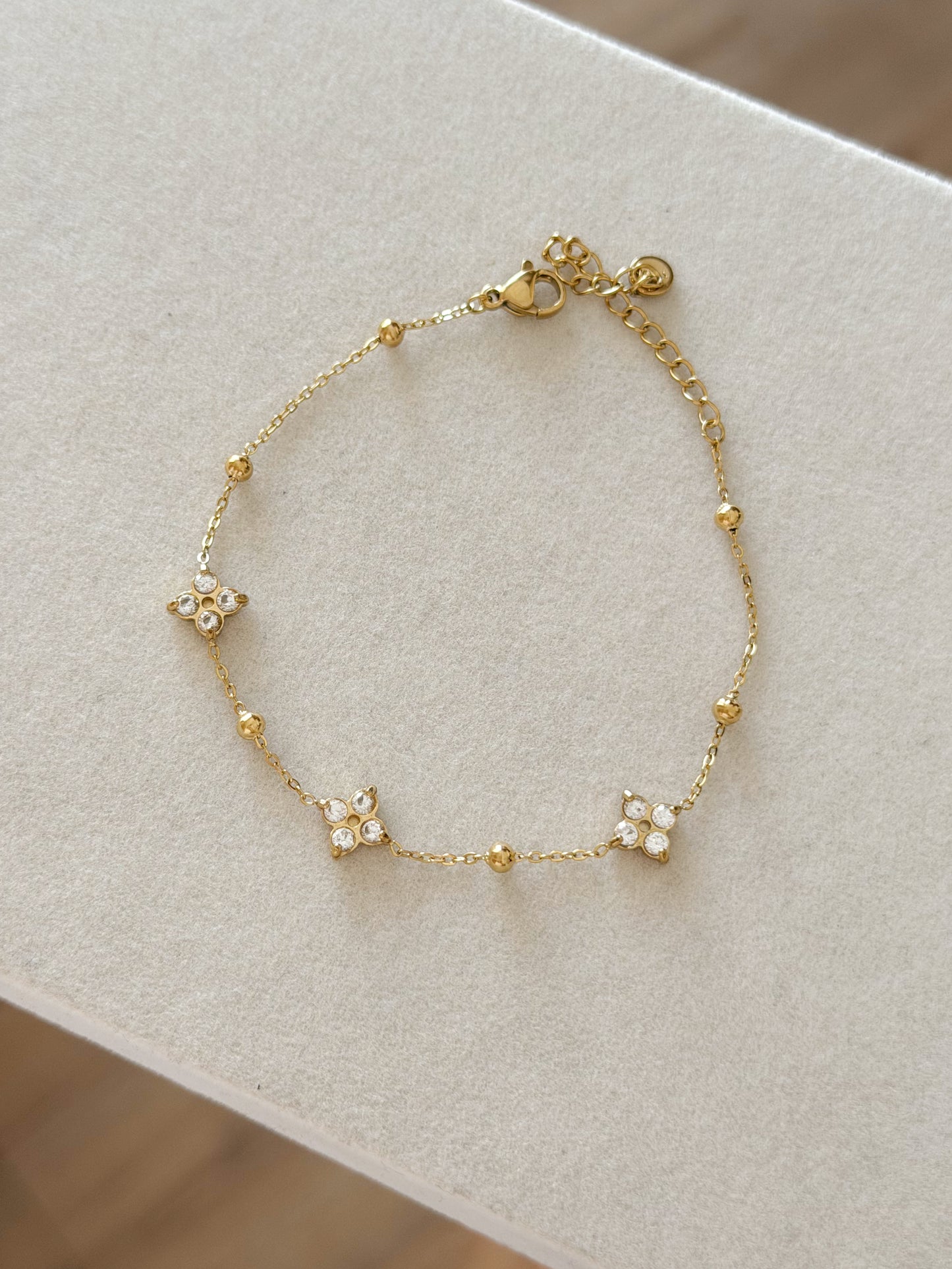 Dainty clover bracelet
