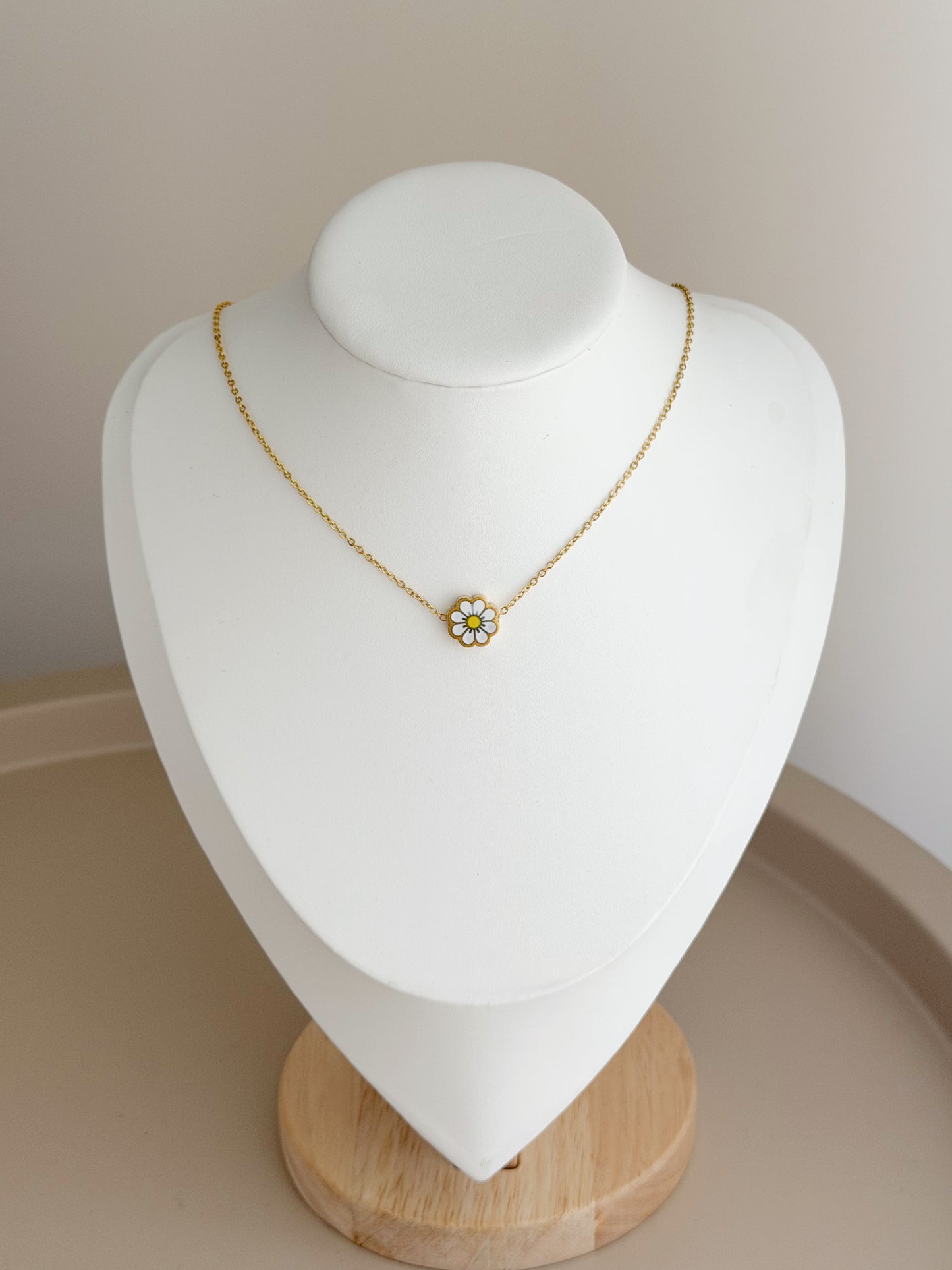 Daisy flower necklace