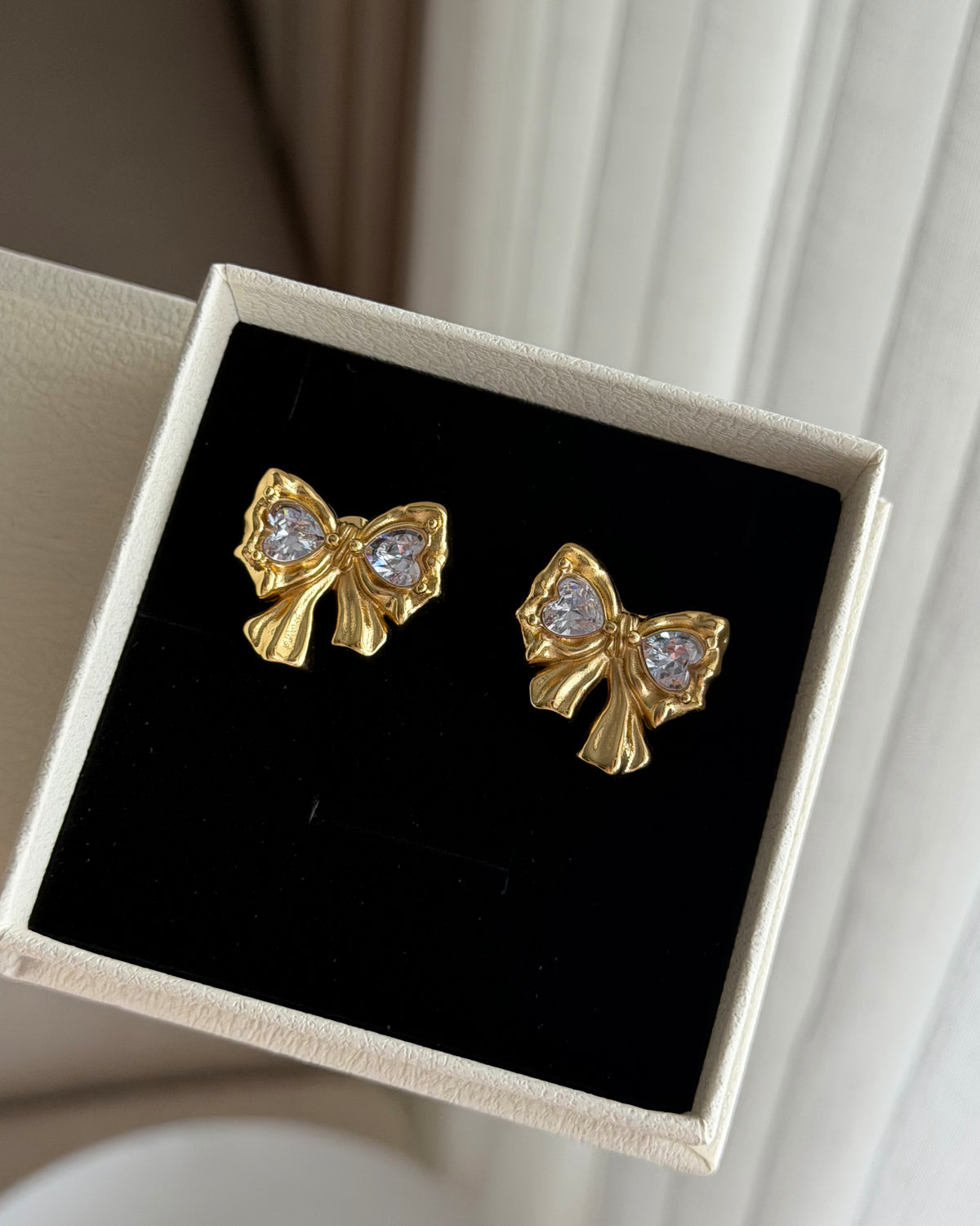 Bow and stones earrings