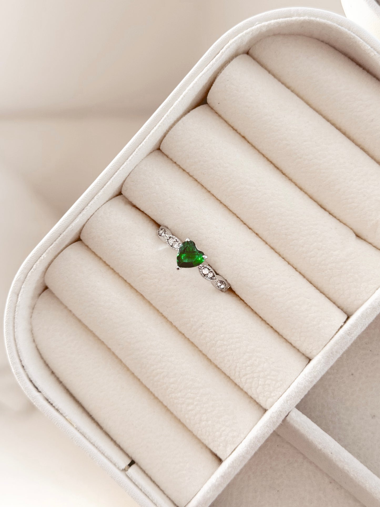 Silver green heart band ring