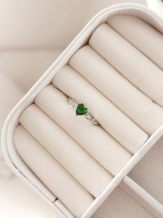 Silver green heart band ring