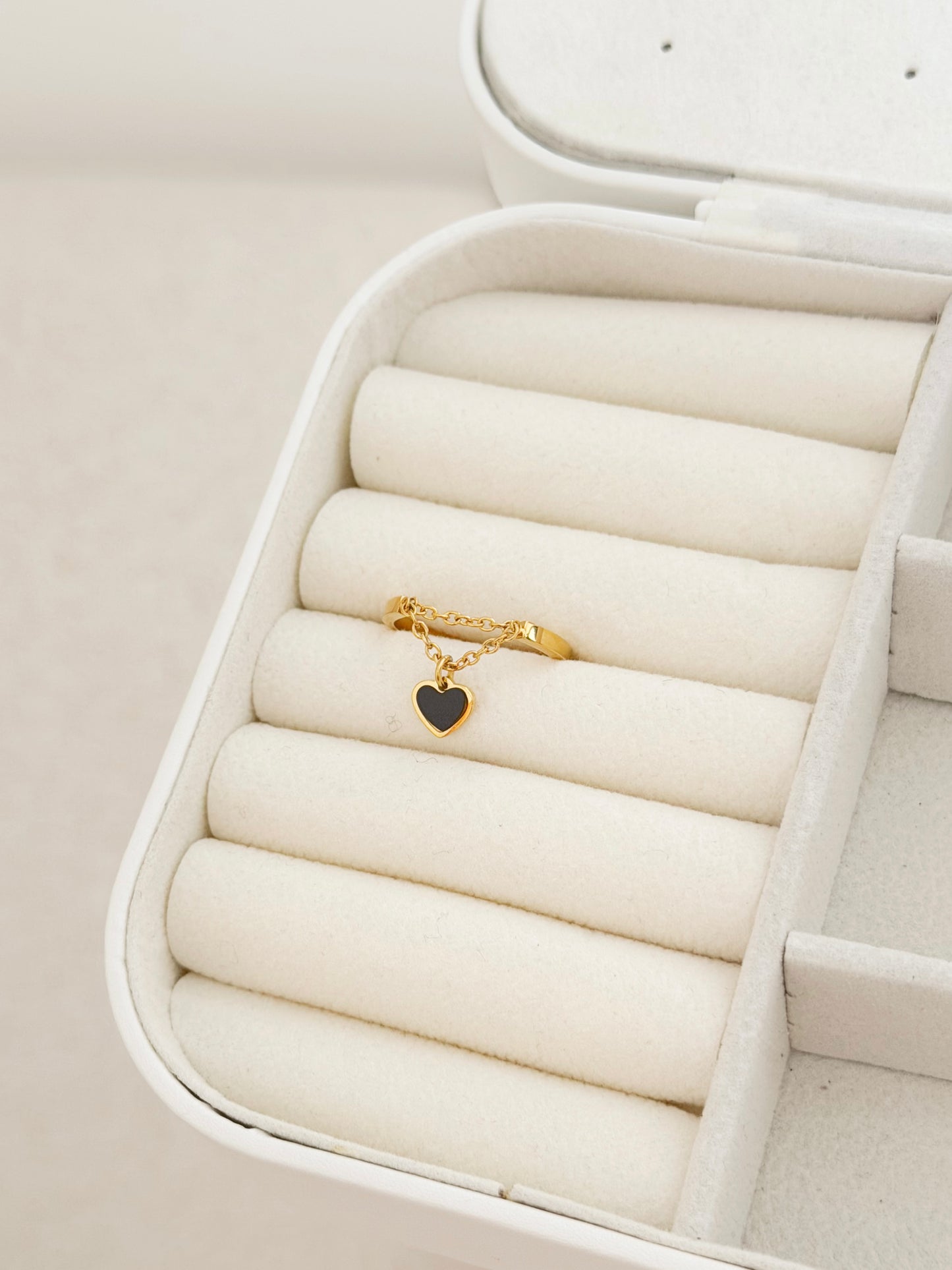 Black heart chain ring