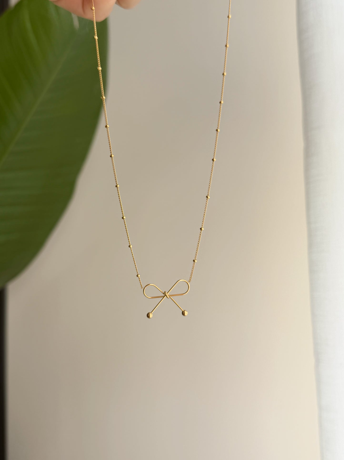 Bow necklace
