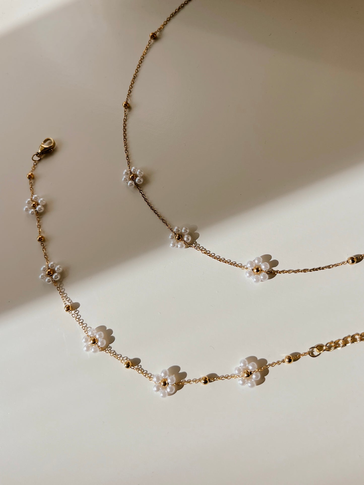 Pearly flower necklace and bracelet