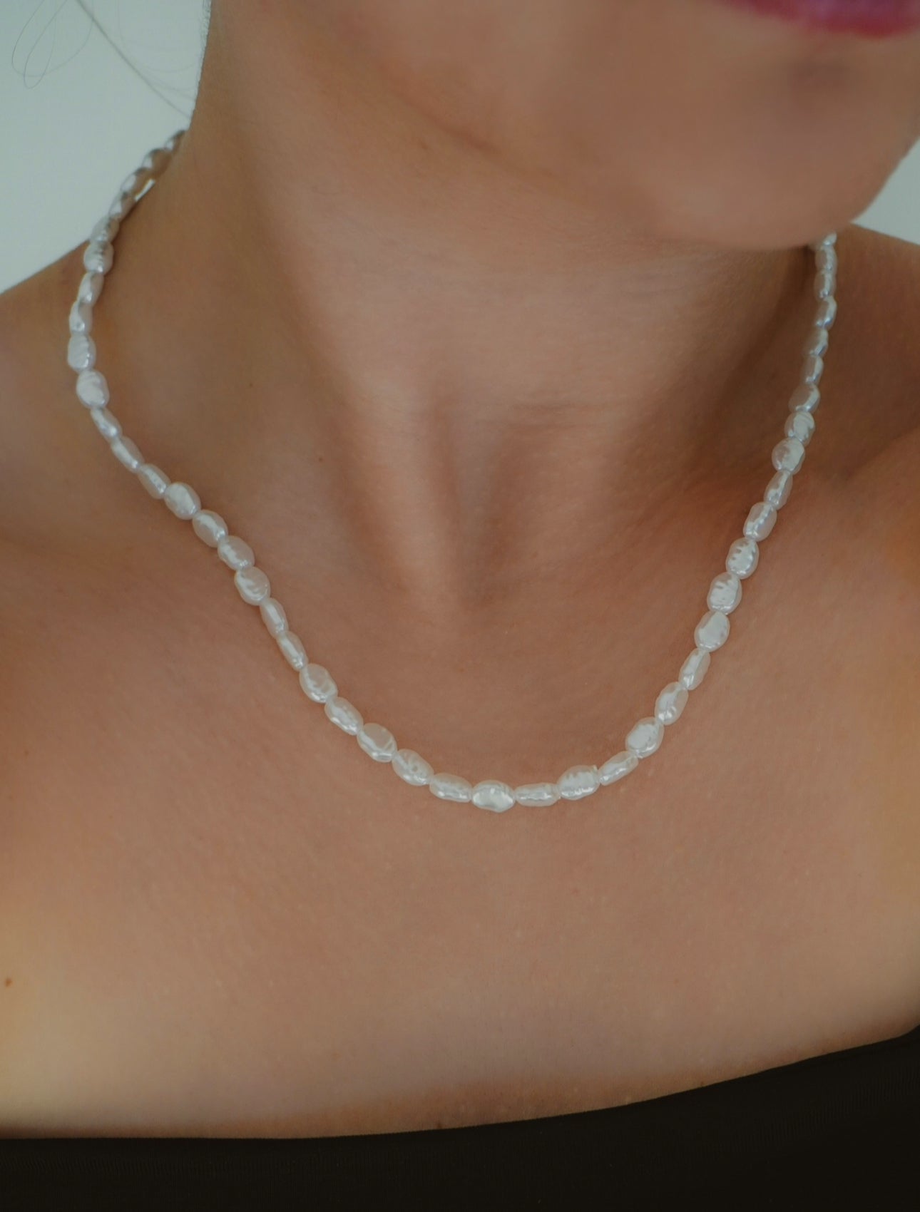 Long pearly necklace