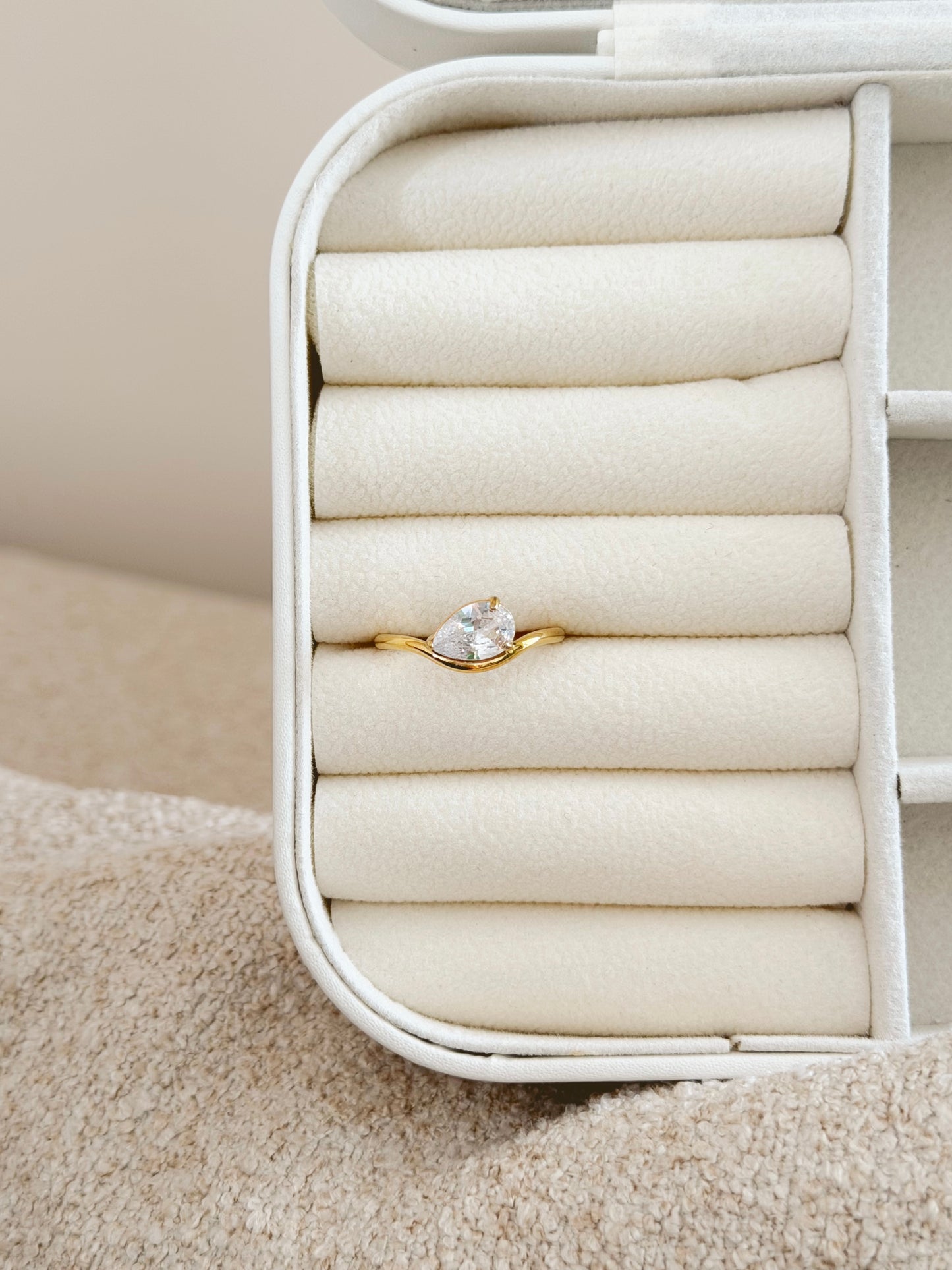 Unique shiny stone ring