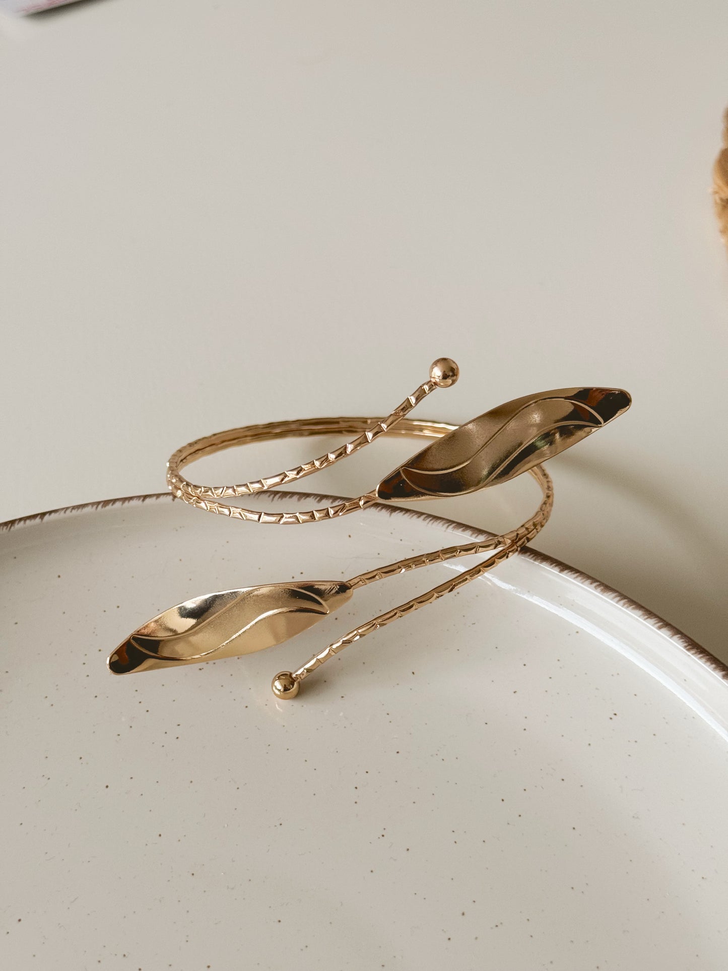 Leaf arm cuffs ( gold )