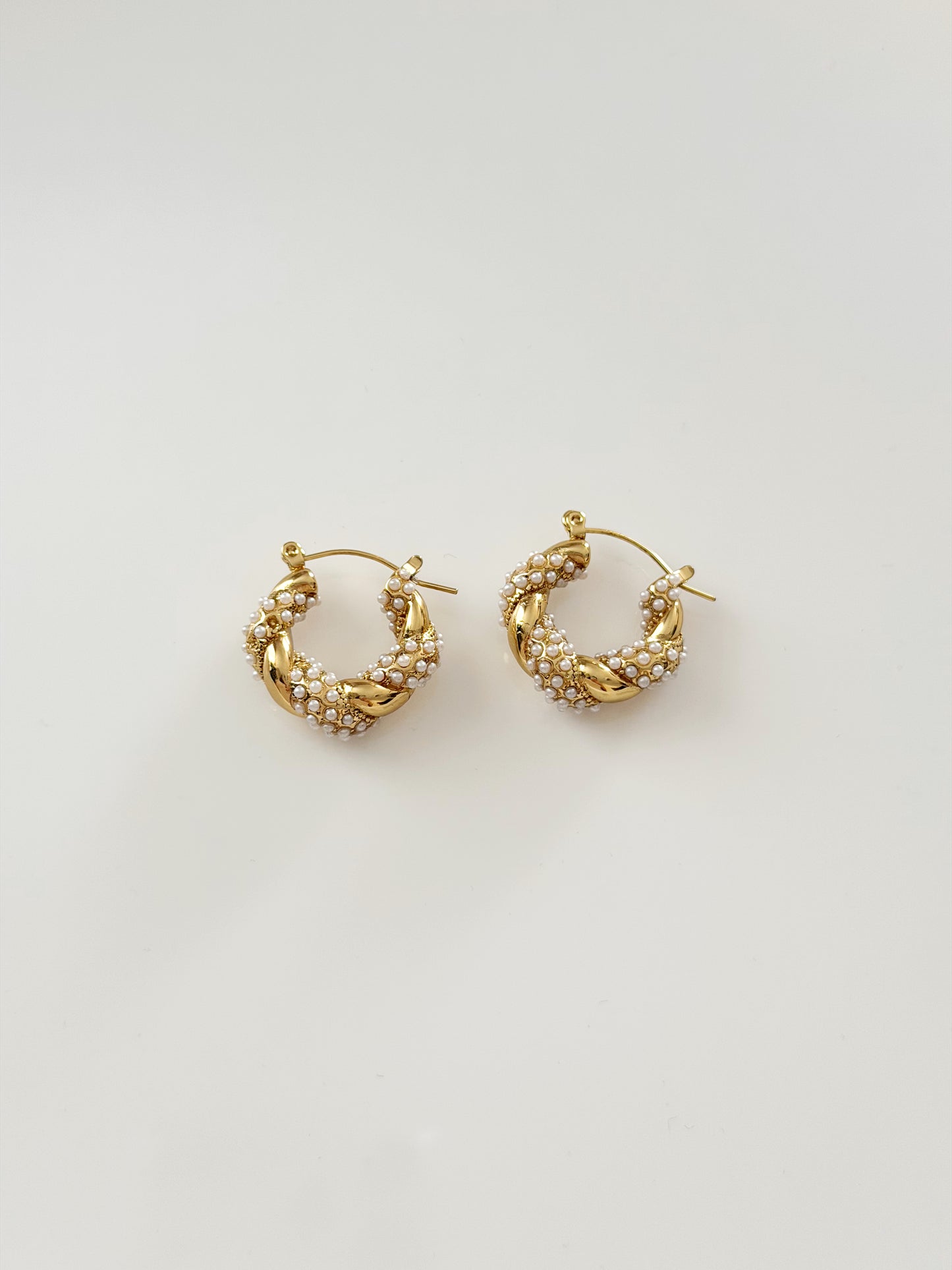 Pearl hoops earrings