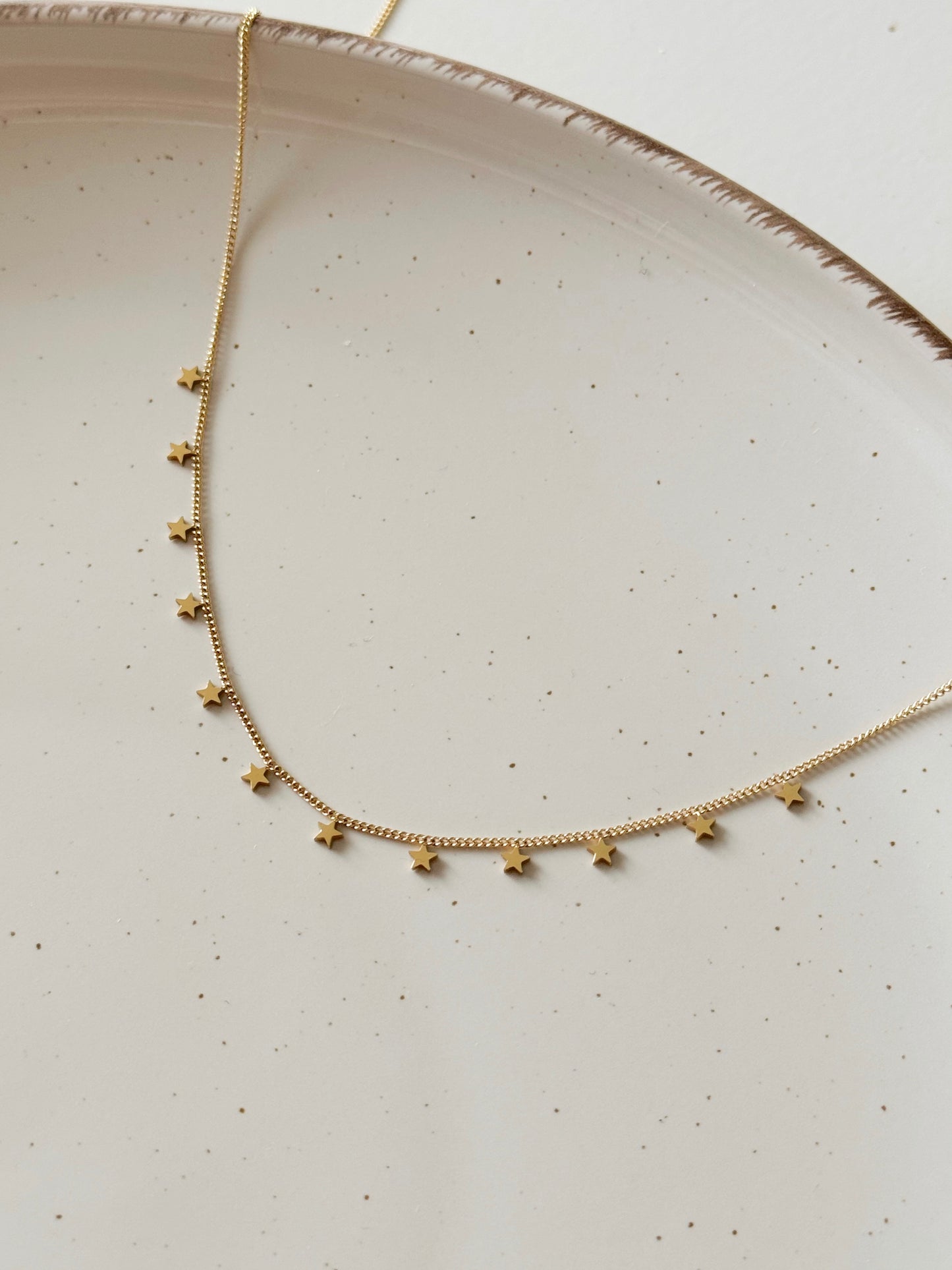 Dainty necklace gold stars