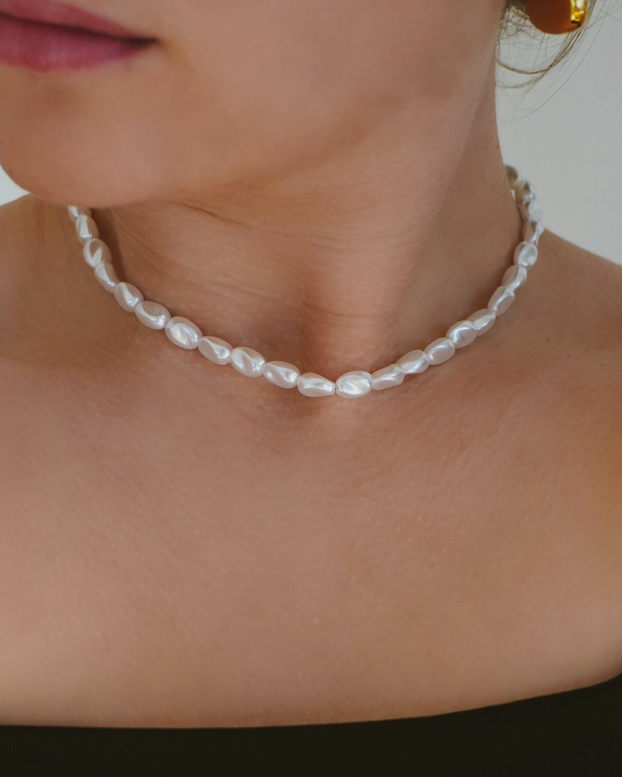 Irregular pearly necklace
