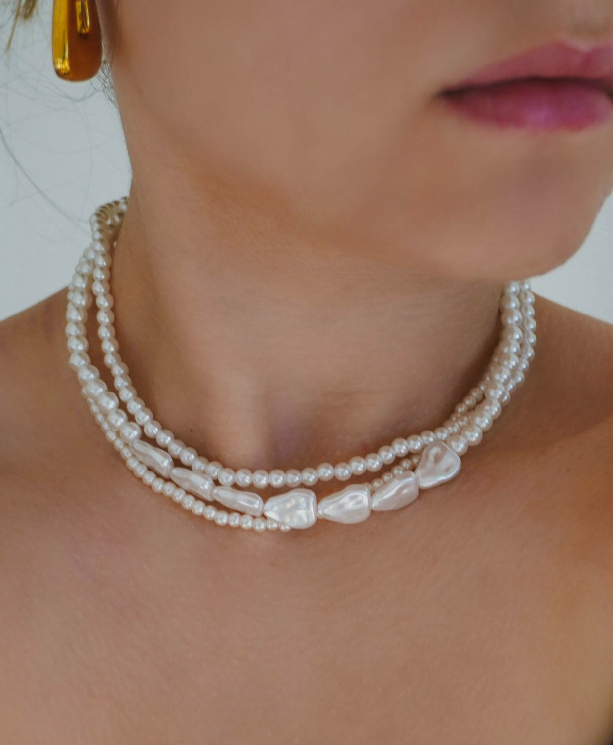 Triple pearly necklace
