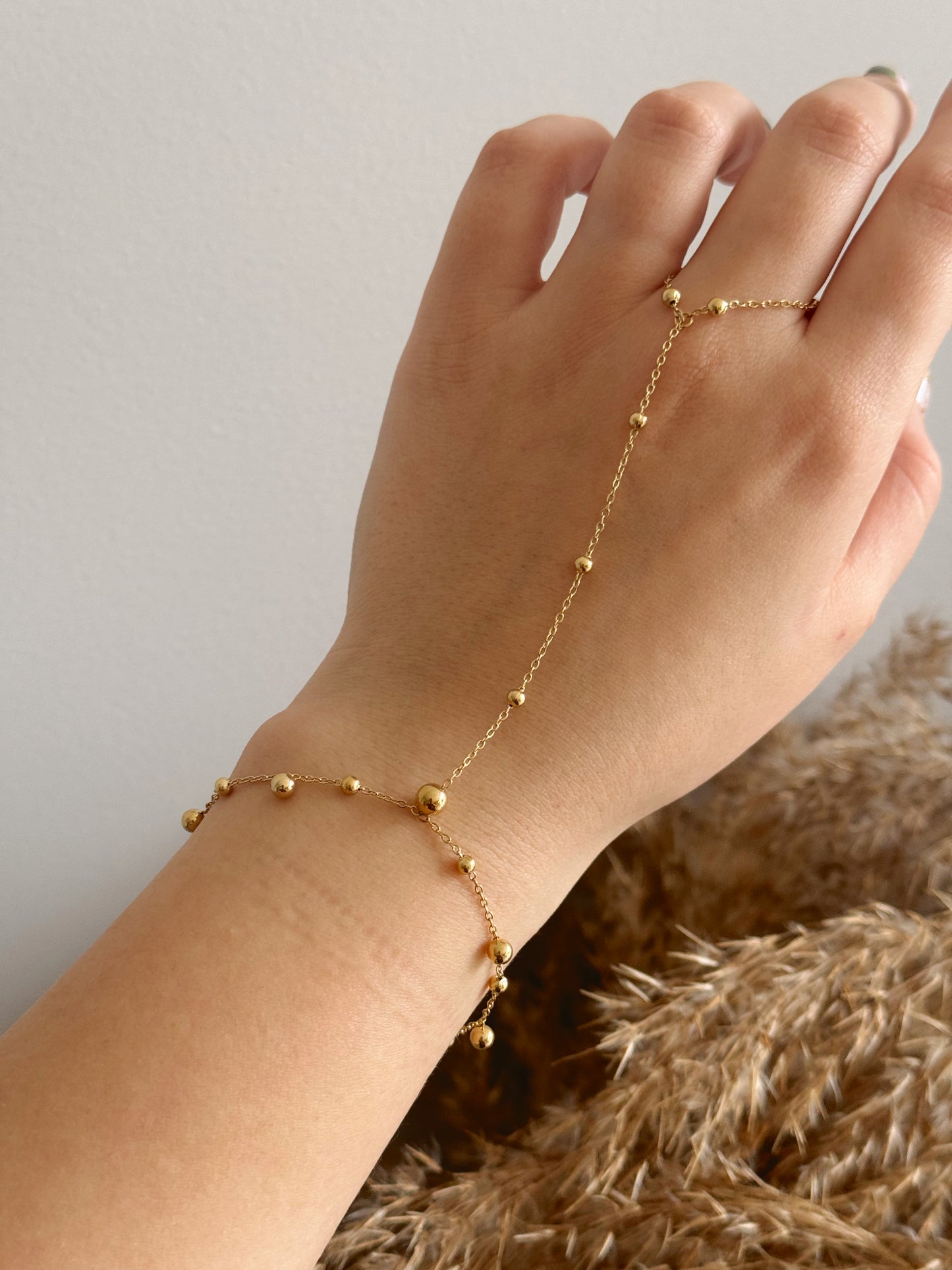 Hand chain gold