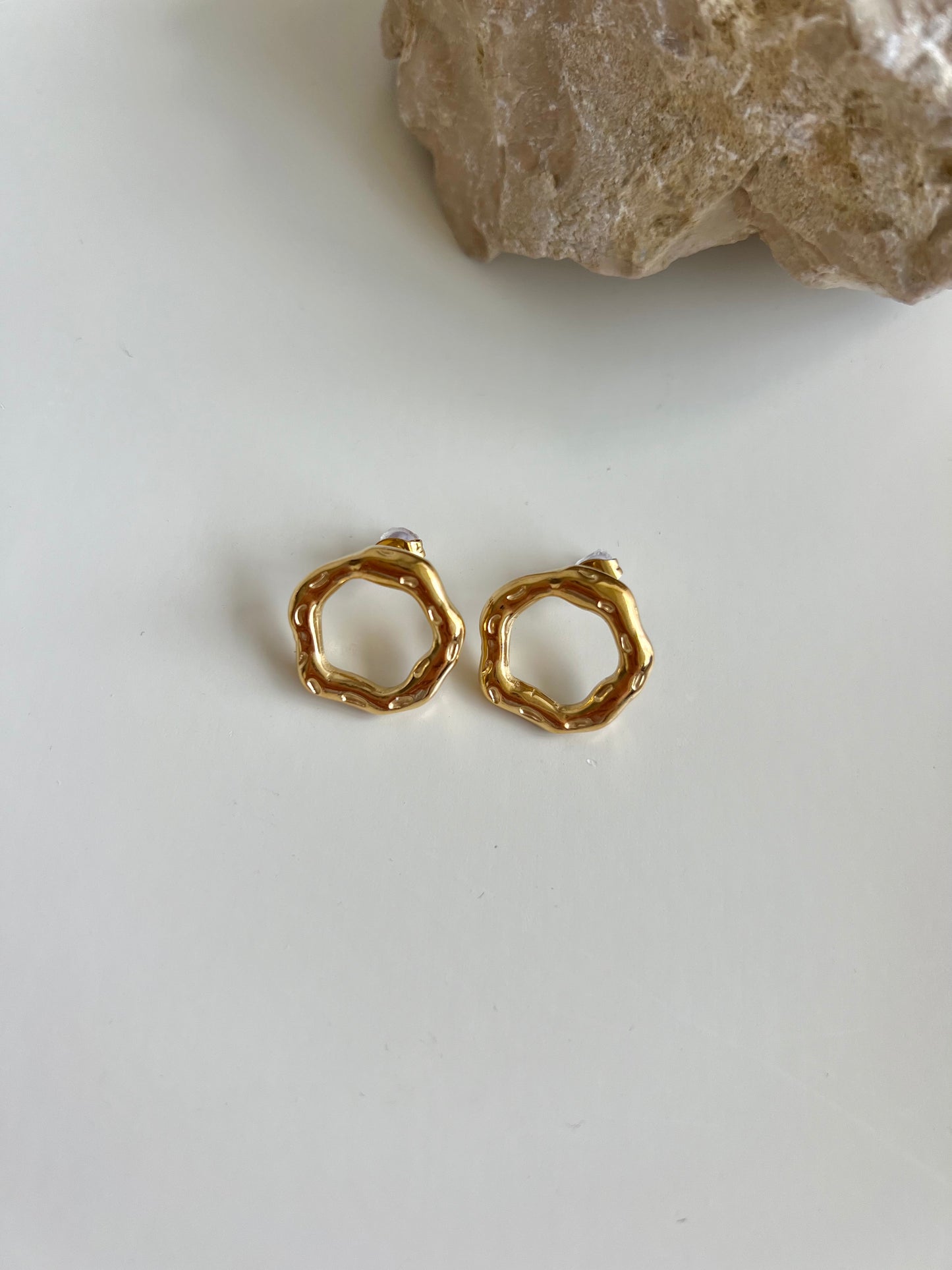 Irregular circle stud earrings