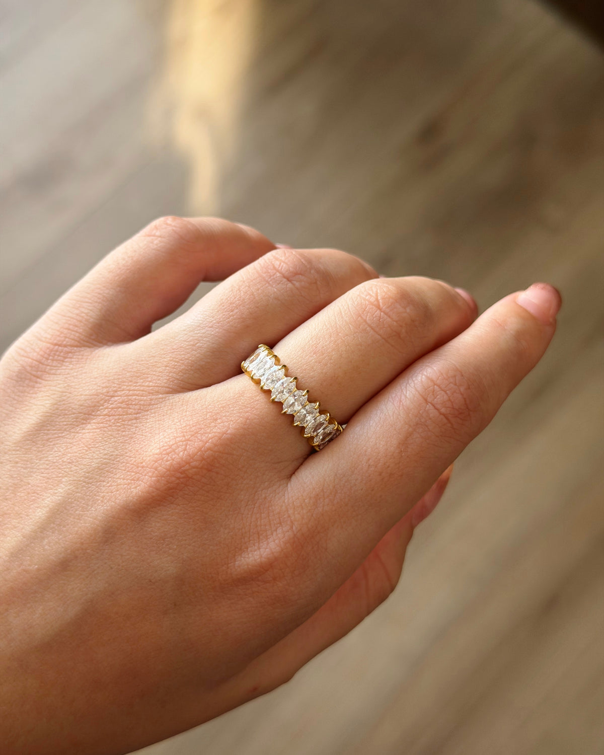 Shiny zircon tennis ring gold
