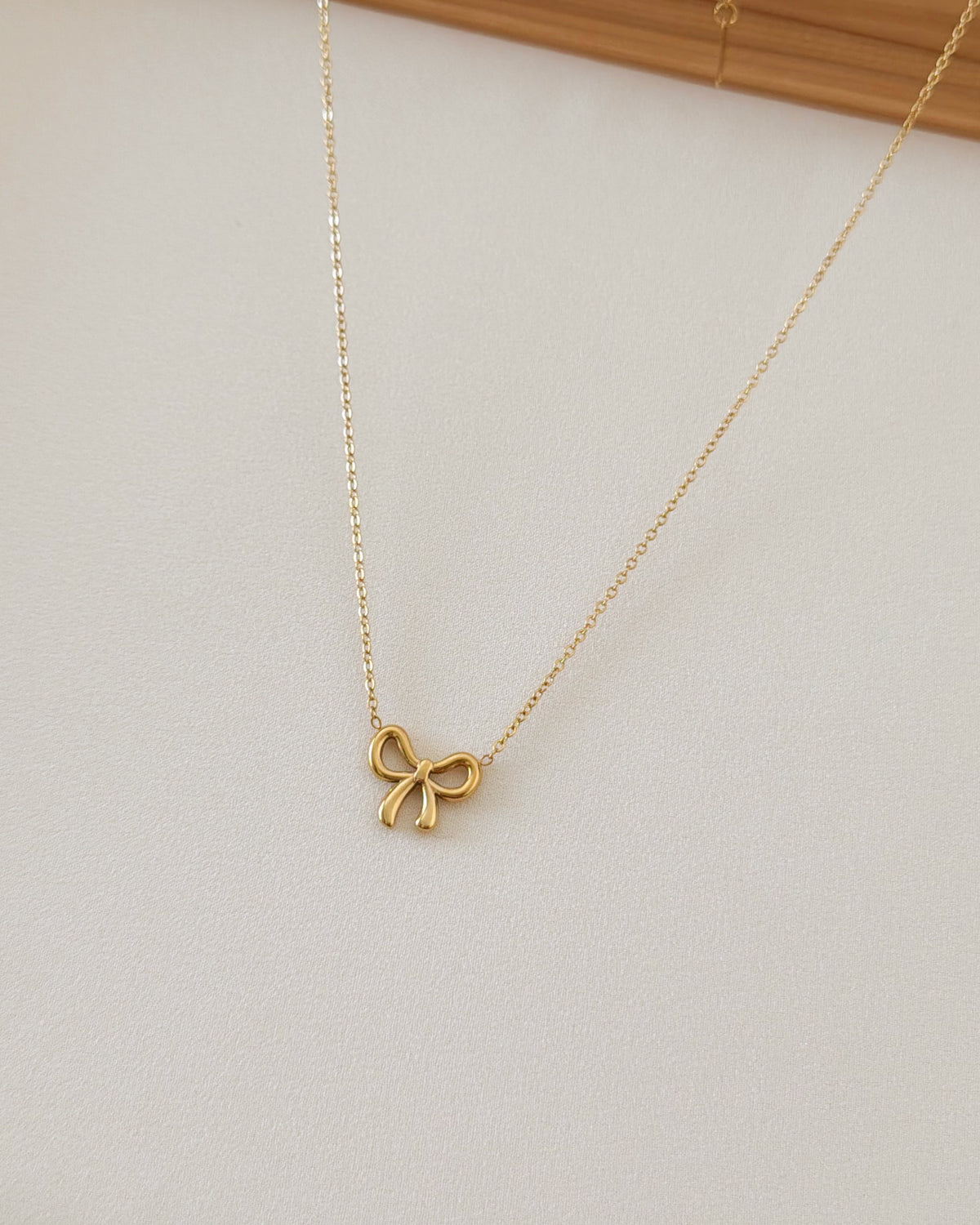 Simple bow necklace