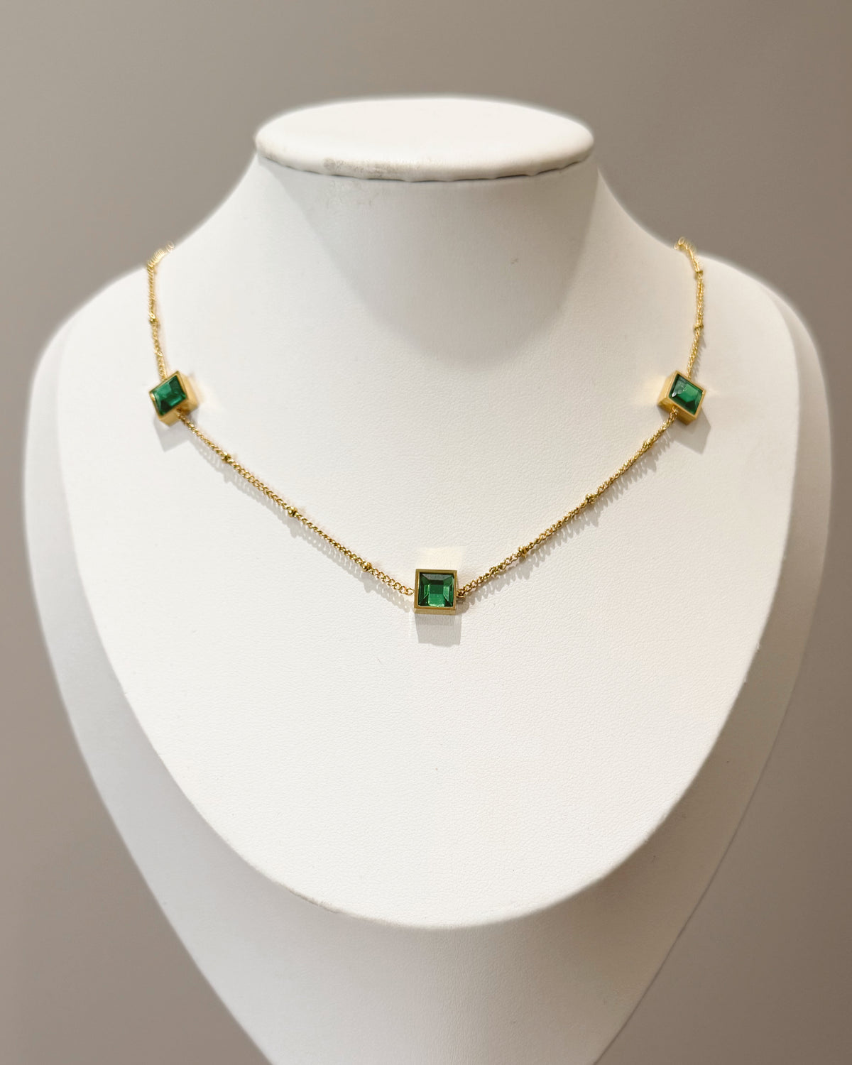 Green stones necklace